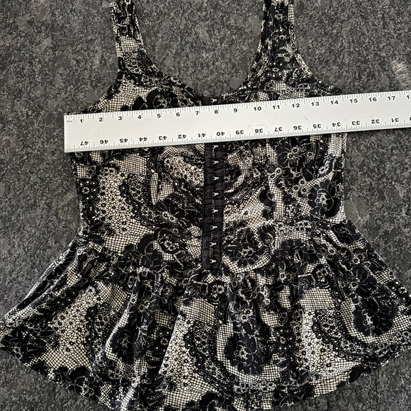 KIRRA HOOK AND EYE CLOSURE LACE PRINT CORSET STYLE PEPLUM TANK SIZE MED - Picture 7 of 10
